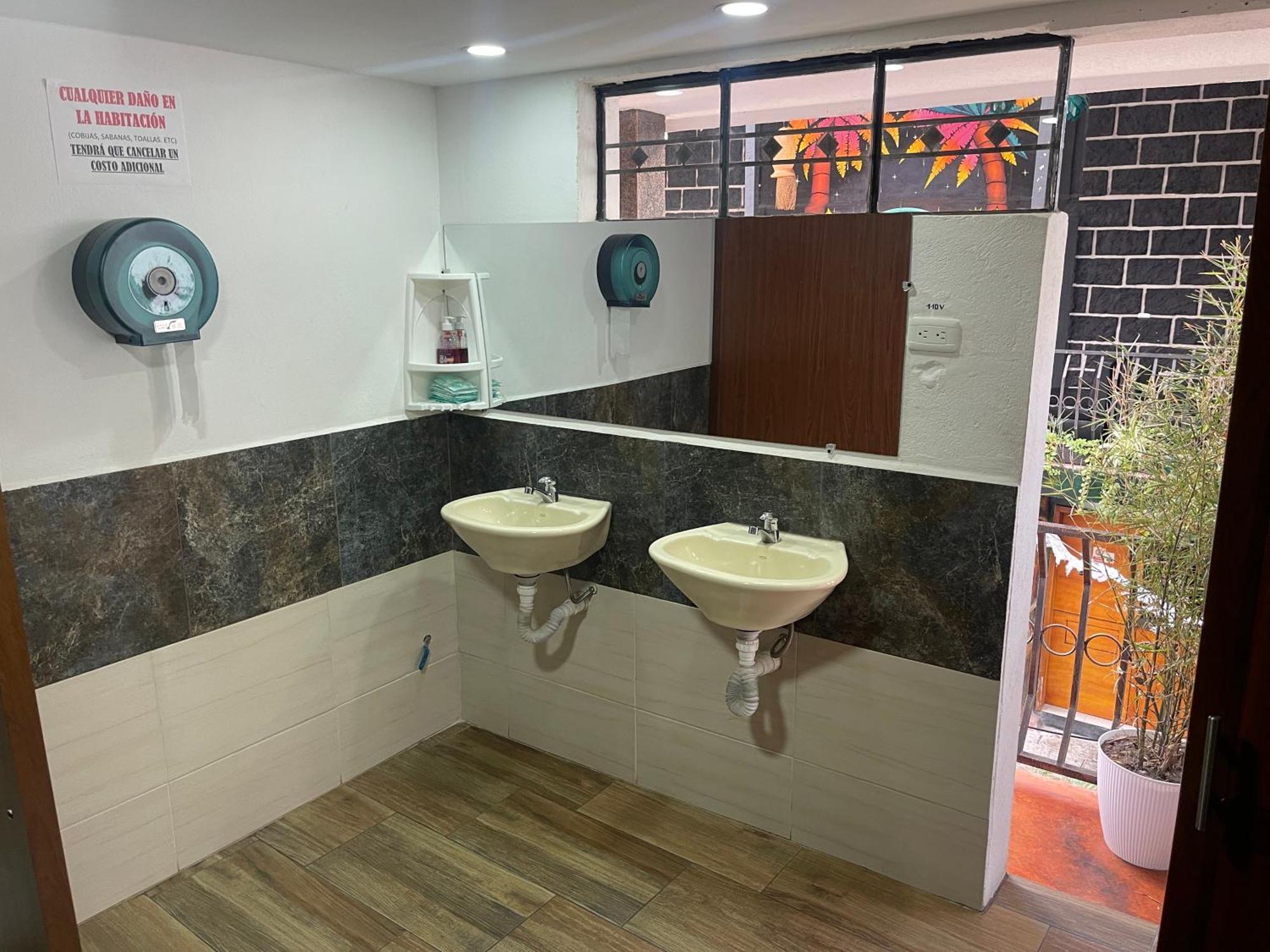 El Jardin Escondido Party Hostel Baños Εξωτερικό φωτογραφία
