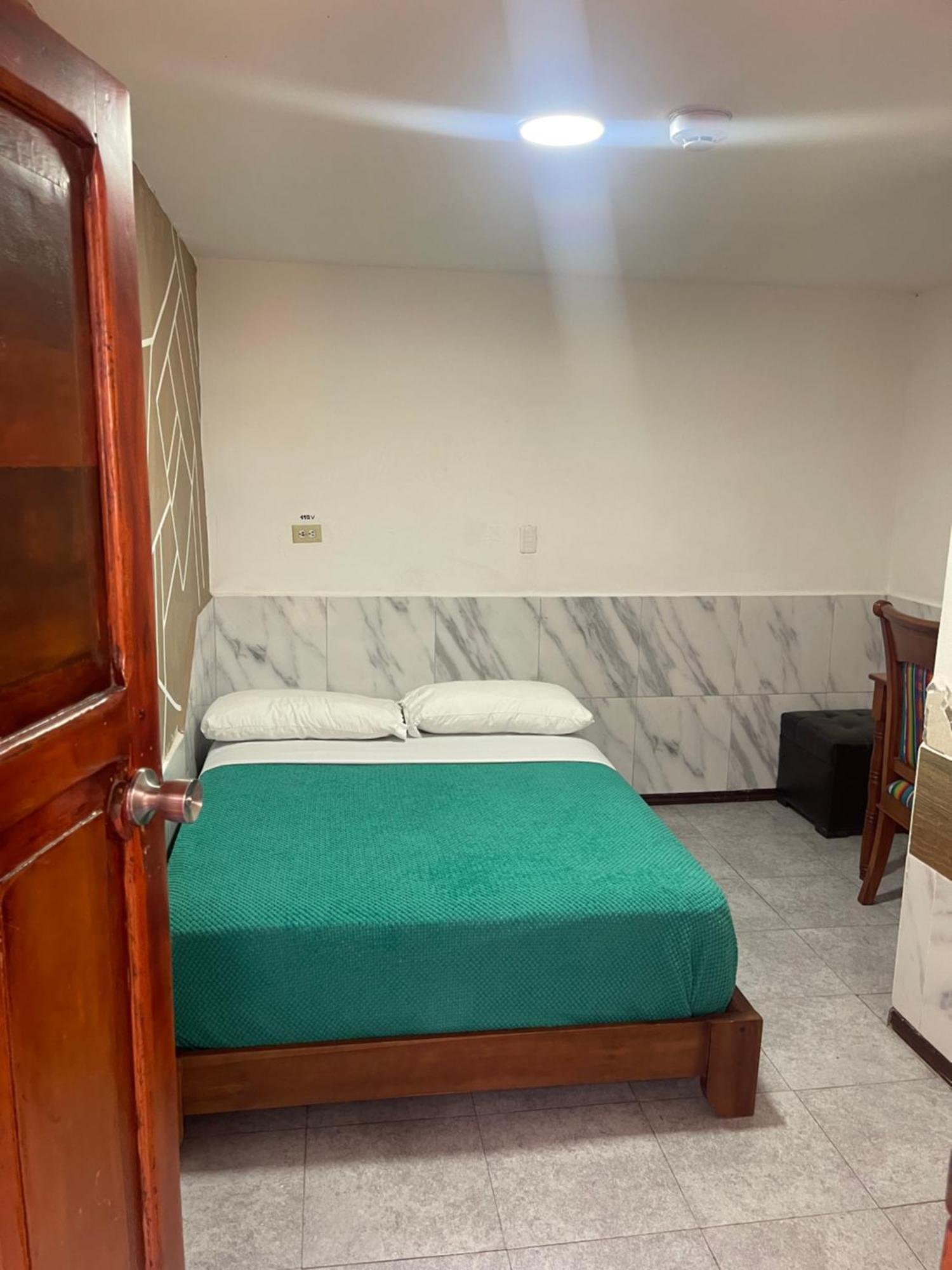 El Jardin Escondido Party Hostel Baños Εξωτερικό φωτογραφία